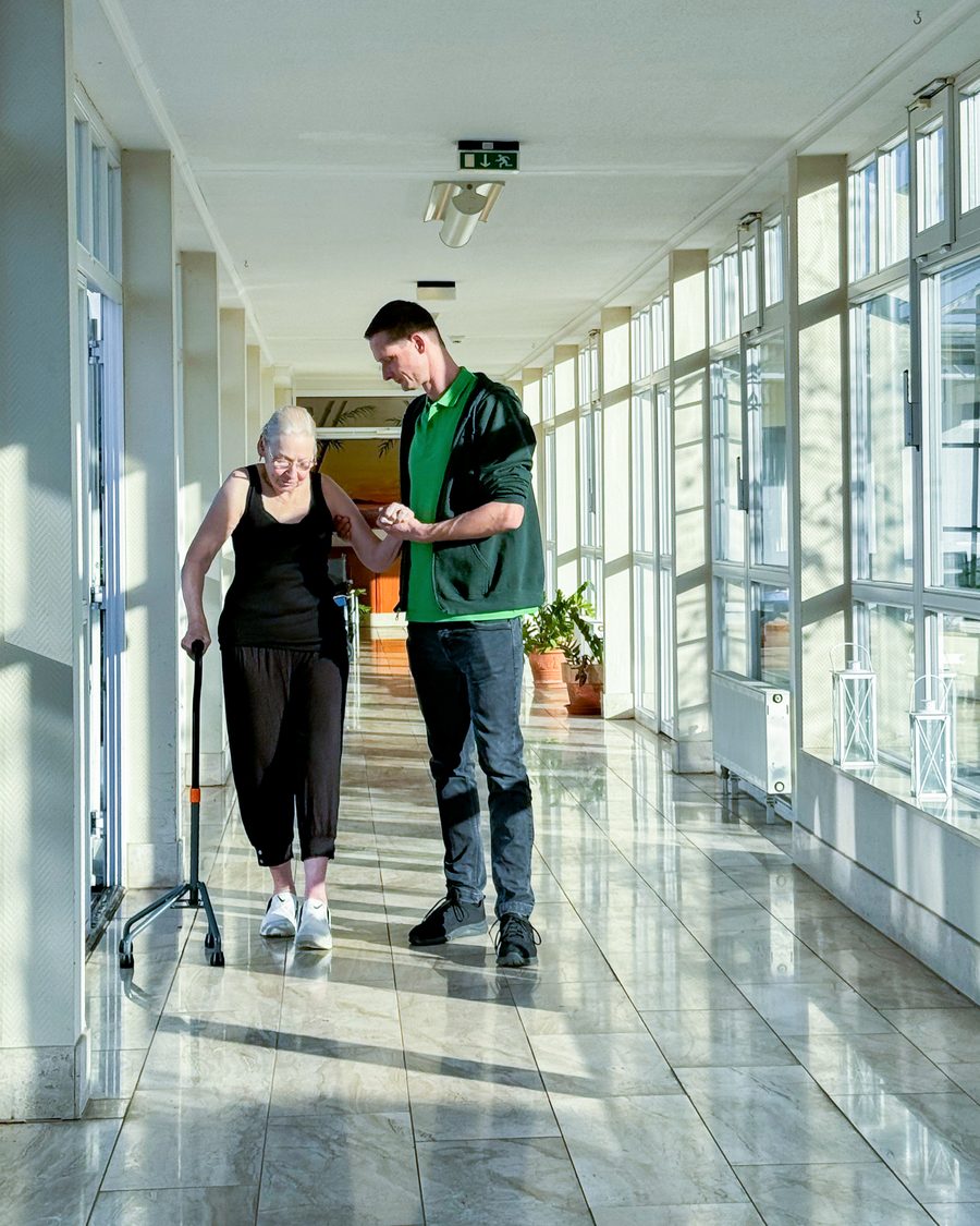 Gangtraining im lichtdurchfluteten Flur