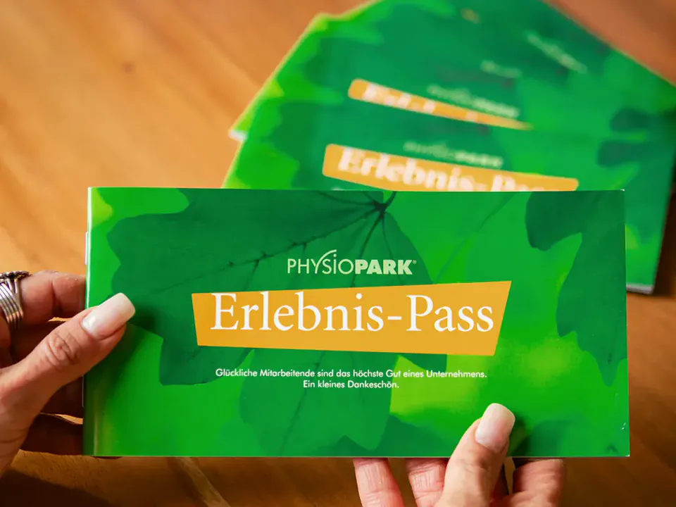 Hände halten mehrere PHYSIOPARK-Erlebnis-Pässe